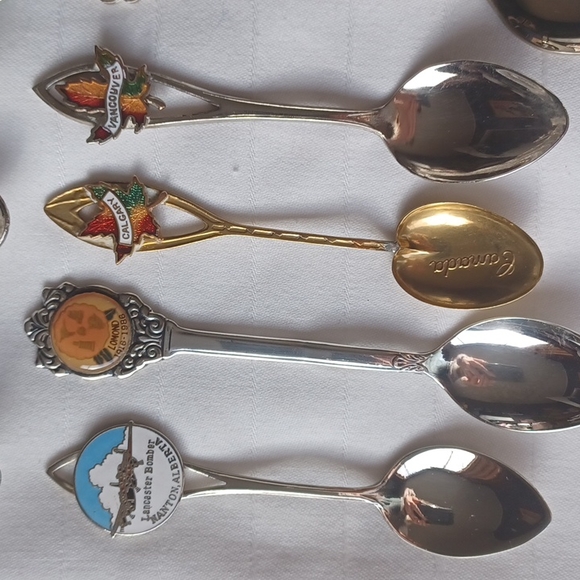 Canadiana Memorabilia Vintage Collector Spoons- Set of 31 - Picture 6 of 16